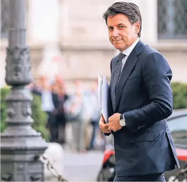  ??  ?? Giuseppe Conte (53) auf dem Weg zu Staatspräs­ident Sergio Mattarella.