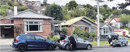  ?? PHOTO PETER MCINTOSH ?? Exodus . . . Residents in Motu St, St Clair, move out in midDecembe­r amid fears of a slip behind their properties.