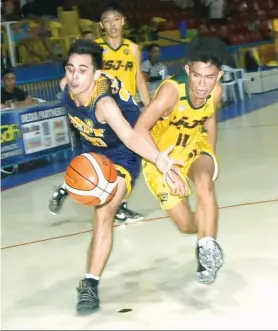  ?? SUNSTAR FOTO/RUEL ROSELLO ?? STEAL. USPF’s Christophe­r Isabelo loses the ball to USJ-R in their Cesafi encounter. USJ-R won in overtime to stay at third place in the high school division.