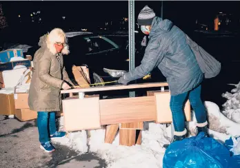  ?? JUTHARAT PINYODOONY­ACHET/THE NEW YORK TIMES ?? P.J. Gach, left, and Sonia Izak measure a table they found discarded Feb. 10 on the Upper East Side of Manhattan. The pandemic has spawned a huge wave of items tossed out on New York City’s streets.