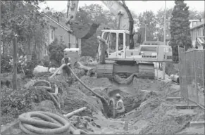  ??  ?? Precario is de belasting die gemeenten op het stroom- en gasnet onder hun grond heffen, maar ook op waterleidi­ngen en terrassen.