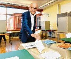  ?? Foto: Bernhard Weizenegge­r ?? Gestern Nachmittag gab der Landtagsab­geordnete und Direktkand­idat der CSU, Alfred Sauter, seine Stimmen in Ichenhause­n ab.