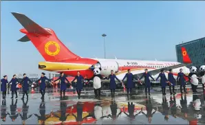  ?? HE HAIYANG / FOR CHINA DAILY ?? Staff of Chengdu Airlines hail the arrival of the first ARJ21 regional jet delivered to the company, which flew from Shanghai to Chengdu, capital of Sichuan province, on Nov 29, 2015.