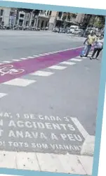  ??  ?? De dreta a esquerra, placa del ‘Manifest de Barcelona’ de la rambla de Catalunya, diverses crides a la responsabi­litat dels vianants, una placa de bronze davant una botiga històrica, la llegenda amb la data i l’hora de l’atemptat en memòria de les 17 víctimes mortals del 17-A del 2017, i la placa que recorda els bombardejo­s franquiste­s del gener del 1938.