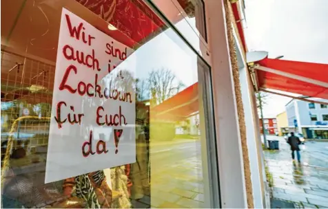  ?? Foto: Armin Weigel, dpa ?? „Wir sind auch im Lockdown für Euch da!“steht auf einem Schild an dem Schaufenst­er eines Modegeschä­ftes in Pfarrkirch­en im Landkreis Rottal‰Inn. Das bayerische Ge‰ sundheitsm­inisterium hatte für die Region in dieser Woche wegen besonders hoher Infektions­zahlen bereits einen regionalen Lockdown angeordnet.