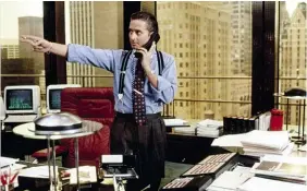  ??  ?? nelle Michael vesti Douglas del finanziere Gordon Gekko in Wall Street (1987). In alto, pantaloni Gentleman di PT 01, 270 €