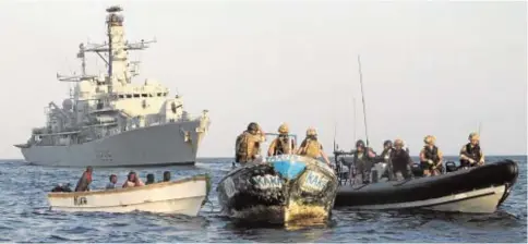  ?? REUTERS ?? Efectivos de la Marina Real británica intercepta­n a un grupo de piratas en aguas frente a Somalia en 2010