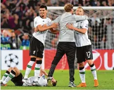  ?? Foto: Witters ?? Jürgen Klopp weiß, was er an Ragnar Klavan hat. Nach dem Finaleinzu­g in Rom umarmt der Trainer seine Spieler. Links: Dominic Solanke.