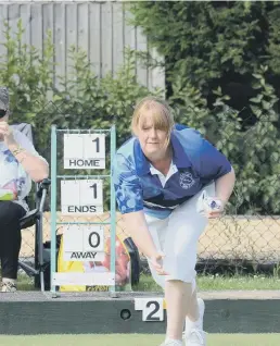  ??  ?? Sarah Newson wonthe women’s pairs with Catherine Popple.