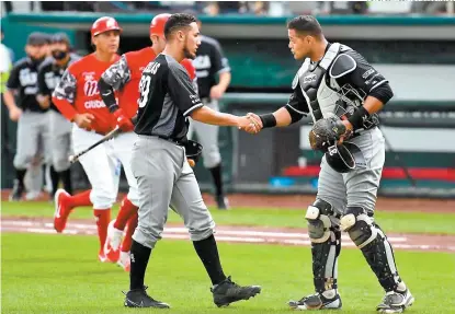  ??  ?? Oaxaca emparejó la serie el domingo al ganar 13-3 en el Fray Nano