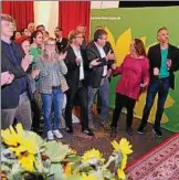  ??  ?? Bei den Grünen war zur Wahlparty die ganze Landesspit­ze angetreten, darunter Chefin Stephanie Erben (zweite von rechts). Foto: Martin Debes