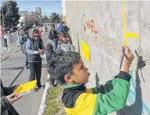  ??  ?? Para todos. Chicos y grandes pueden pintar en el mural.