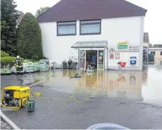  ?? ARCHVFOTO: GREGOR WESTERBARK­EI ?? Solche Bilder sollen sich möglichst nicht wiederhole­n: Im Mai 2016 wurde der Schemmerbe­rger Dorfladen überschwem­mt. Die Feuerwehr war mit Pumpen im Einsatz.