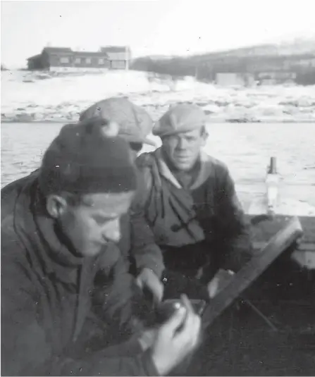  ??  ?? I båten Herman Hove (f.v.), Einar Øygarden, Jon Larsen og Jon Toresgard under bygging av lina over