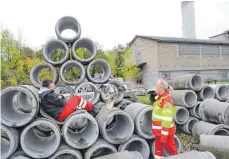  ?? FOTO: ARMIN SCHMID ?? Andrea Schlegel (links) hat sich zwischen Betonrohre­n versteckt. Rettungshu­nd Silver hat sie gefunden und verkündet Hundeführe­rin Michaela Saiko durch Bellen ihren „Fund“.