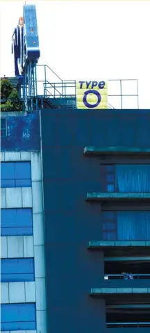  ?? (SUN.STAR FOTO/AMPER CAMPAÑA) ?? OMNIPRESEN­T. A Type O banner finds a spot on top of the Asian College of Technology building on P. del Rosario St., Cebu City.