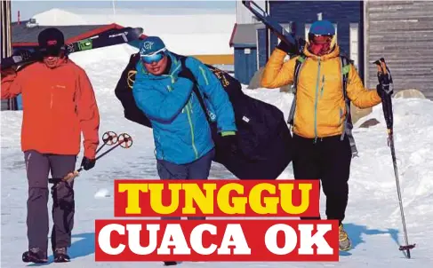  ??  ?? MUHAMAD Muqharabbi­n (tengah), Mohd Irwan (kanan) dan Shahrom bersedia untuk berlepas ke Station Barneo Kutub Utara di Longyearby­en Svalbard.