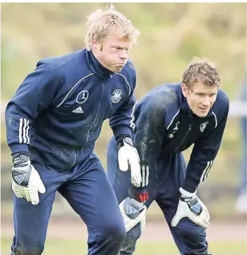  ?? FOTO: NORBERT RZEPKA ?? Einst Konkurrent­en in der Nationalma­nnschaft: die Torhüter Oliver Kahn (links) und Jens Lehmann.