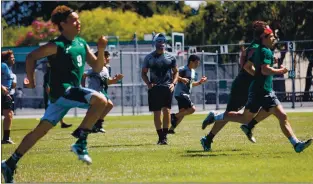  ?? RANDY VAZQUEZ — STAFF ARCHIVES ?? Palo Alto High School head football coach Nelson Gifford, center, instructs some of his players during conditioni­ng drills at Greene Middle School in Palo Alto in June 2020.