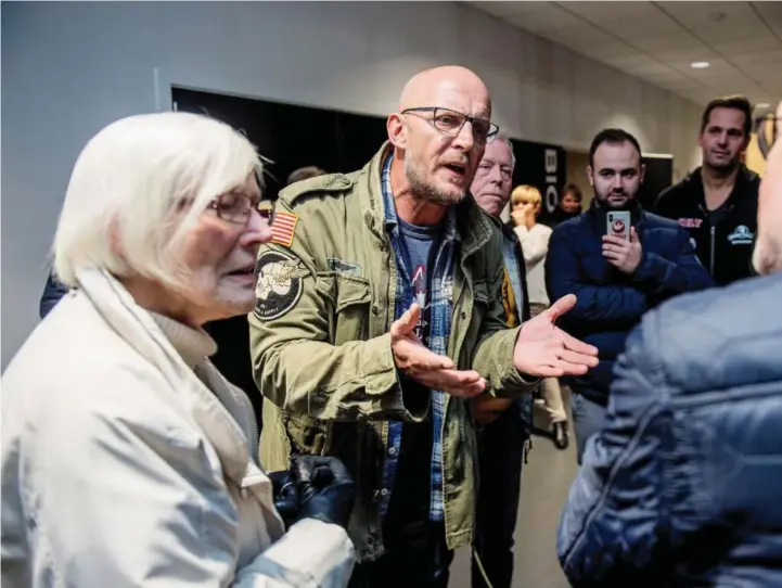  ?? JACOB J. BUCHARD ?? Mogens Bandholm (t.h.) mener Skagen er i ferd med å utvikle en uheldig masseturis­me. Det blir ikke tatt godt imot av turistnaer­ingen. Innehaver av Havnekroen Skagen, Theis Jørgensen, mener de som ikke har noe bra å si om byen kan holde munn eller flytte. Det ble en opphetet diskusjon mellom de to etter folkemøtet om turister. Til høyre står Niclas Lund, mens Hanne Hellemann (t.v.) mener Bandholm går for langt når han beskriver utfordring­ene med turistene.foto: