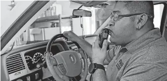  ?? Godofredo A. Vasquez / Staff photograph­er ?? Smart Start assistant manager Omar Hernandez blows into an ignition interlock system to make sure the device works properly.