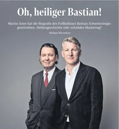  ?? ?? Zwei Männer im Anzug. Sonst verbindet Autor Martin Suter (li.) und Ex-Fußballer Bastian Schweinste­iger wohl wenig.