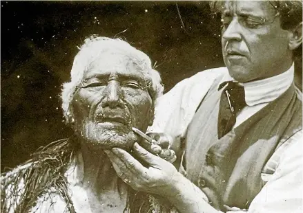  ?? ?? Famous artist Charles Goldie grooming Atama Paparangi before painting him. Paparangi was Chief of the Taumai hapu of the Rarawa tribe and a revered warrior and mentor. Goldie was buried at Purewa following his death in 1947.