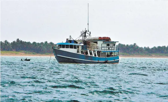  ?? FOTOS: EL HERALDO ?? Sin mayor supervisió­n por autoridad alguna, un barco pesquero zarpa de La Mosquitia rumbo a uno de los bancos de pesca de langosta.