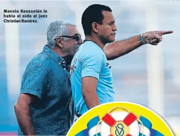  ?? FOTO: EMILIO FLORES ?? Manolo Keosseián le habla al oído al juez Christian Ramírez.