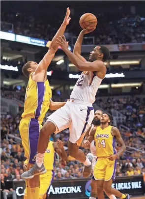  ?? PATRICK BREEN/THE REPUBLIC ?? Suns forward T.J. Warren shoots over the Lakers’ Brook Lopez on Monday night in Phoenix. Phoenix fell to the visiting Lakers 100-93. Recap, 5C