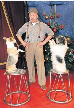  ?? RP-FOTO: ARFI ?? Hundetrain­er Wolfgang Lauenburge­r mit Maya und Katy. Mit ihnen und neun weiteren Hunden tritt er im Xantener Weihnachts­circus auf.