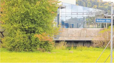  ?? FOTO: MATTHIAS JANSEN ?? An der Nendinger Allee gegenüber der Stadthalle könnten Gebäude mit 80 bis 100 Wohnungen entstehen. Die Tuttlinger Wohnbau hat das Areal zumindest einmal ins Auge gefasst.