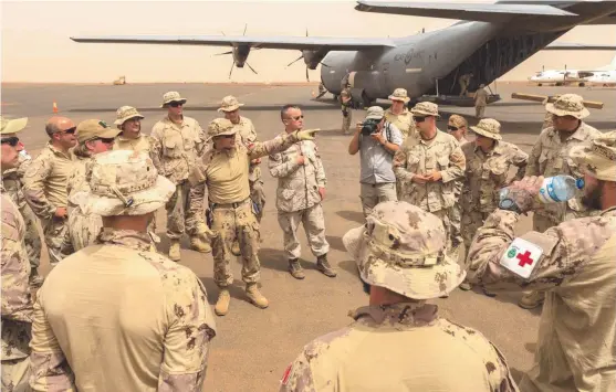  ??  ?? Le premier contingent de militaires canadiens venu préparer les installati­ons aériennes pour recevoir le déploiemen­t des FAC à la base de Gao au Mali s’est mis au travail dès son arrivée sur le terrain. Les membres reçoivent ici les premières instructio­ns à leur descente de l’avion.