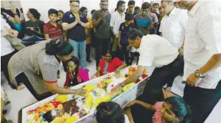  ??  ?? MIC president Datuk Seri Dr S. Subramania­m paying his last respects at Vasanthapi­riya’s funeral yesterday.