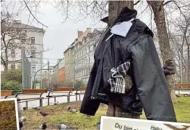  ??  ?? Kleidung für Obdachlose, ausgehängt mit lieben Worten, fand sich etwa in Graz, Wien, Salzburg und Tirol.