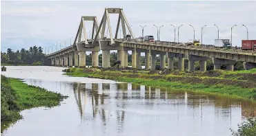  ??  ?? Viejo puente Pumarejo que conecta actualment­e a Barranquil­la con Santa Marta.