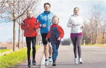  ?? FOTO: COLOURBOX ?? Bewegen ist wichtig. Nach dem Joggen sollte man allerdings noch einige Sit-ups machen, um auch die Bauchmusku­latur zu trainieren.