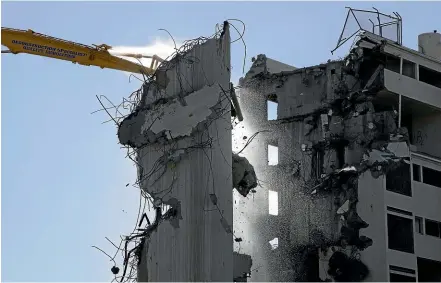  ?? ROSS GIBLIN/STUFF ?? The Ian Athfield-designed George Porter Building in Wellington’s Hopper St is being demolished.