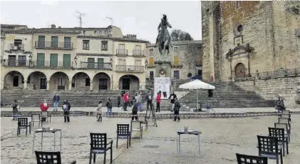  ?? EL PERIÓDICO ?? Hosteleros de la ciudad, en la concentrac­ión del pasado miércoles, en la plaza Mayor.