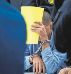  ?? FOTO: DPA ?? Einer der Angeklagte­n sitzt während dem Auftakt des Terrorproz­esses vor dem Oberlandes­gericht in Stuttgart.