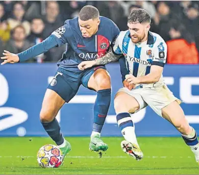  ?? AFP7 ?? Mbappé se protege con el balón controlado en pugna con Javi Galán.