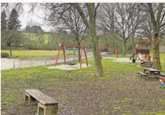  ?? FOTO: DIETER STEINMANN ?? Der Spielplatz direkt neben der Brascheflä­che soll im Zuge der Investitio­nen ausgebesse­rt werden.