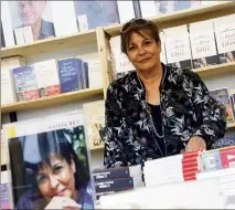  ??  ?? Maïssa Bey, devant le stand des Editions de l’Aube, avec son dernier livre, Nulle autre voix. (Photo Patrice Lapoirie)