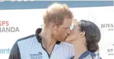  ?? FOTO: DPA ?? Entgegen der royalen Etikette: Prinz Harry und Herzogin Meghan küssen sich in der Öffentlich­keit auf den Mund.