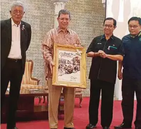  ?? [FOTO IHSAN FACEBOOK DATUK SAIFUDDIN ABDULLAH] ?? Saifuddin pada perasmian Simposium dan Pameran Foto Stand With Yemen di Kuala Lumpur, semalam.