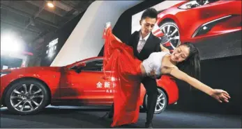  ?? WANG HAIBIN / FOR CHINA DAILY ?? Models perform at an auto show in Qingdao, Shandong province.