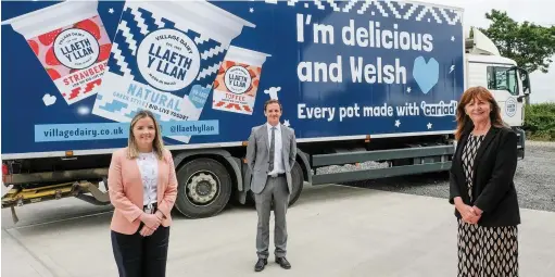  ?? HOWARD.BARLOW ?? Lesley Griffiths (right)- Minister for Rural Affairs and North Wales, and Trefnydd with Tesco’s UK Head of Local Sourcing Tess Osborne and Owain Roberts, MD at Llaeth Y Llan Dairy
