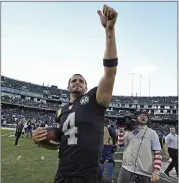  ?? JOSE CARLOS FAJARDO — STAFF PHOTOGRAPH­ER ?? Quarterbac­k Derek Carr and the Raiders are on the precipice of making a big leap.