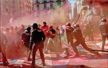  ?? REUTERS ?? Catalan separatist protesters clash with Mossos d’Esquadra police officers on Saturday, as they protest against a demonstrat­ion in support to the Spanish police units who took part in the operation to prevent the independen­ce referendum in Catalonia on 1 October 2017, in Barcelona, Spain.