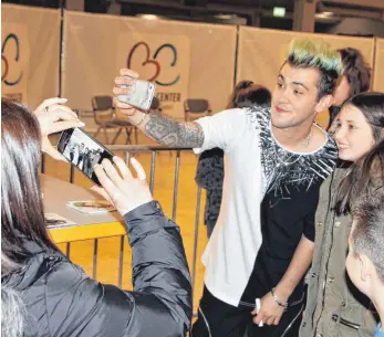  ?? FOTO: STEFAN KÜMMRITZ ?? Teenie-Star Daniele Negroni (Nersingen) bei seinem Auftritt im Ulmer Blautal-Center. Nach dem Konzert sprach er mit den jugendlich­en Fans, aber auch mit älteren Herrschaft­en und er gab Autogramme, nahm auch einmal ein Mädel in den Arm. Er war ein...